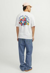 Jack & Jones JORFRUTTI TEE CREW NECK  - Print T-shirt - bright white