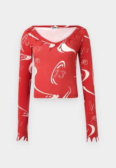 Piros hosszú ujjú felső, lekerekített dekoltázzsal, fehér absztrakt mintákkal és fodros szegéllyel az ujjak végén. Nyújtható anyagból készült.