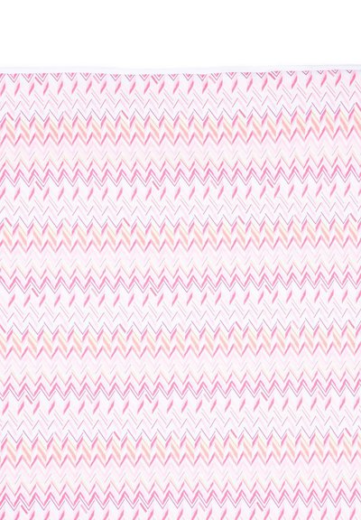 Motif chevron en zigzag répétitif aux nuances de rose, pêche et rouge sur fond blanc, créant un design texturé et géométrique.