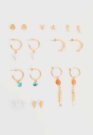 Neun Paar goldfarbene Ohrringe, darunter Muschelstecker, Seesternstecker, Fischstecker und verschiedene Creolen mit Perlen-, Türkis- und Korallenanhängern.