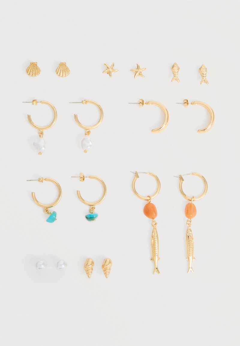 Εννέα ζευγάρια χρυσών σκουλαρικιών που περιλαμβάνουν καρφάκια με κοχύλια, αστερίες, ψάρια και διάφορα κρίκους σκουλαρίκια με μαργαριτάρια, τιρκουάζ και κοραλλιολαίμαργα.