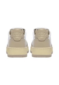 Sneakers beige e bianche con tomaia in pelle liscia, colletto imbottito e suola in gomma testurizzata con marchio impresso sul tallone.