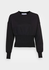 Sudadera negra recortada con cuello redondo, puños y cinturilla acanalados. Presenta un logo sutil sobre el dobladillo. Textura suave, material blando.