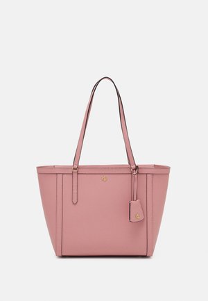 Sac cabas en cuir rose avec longues anses, coutures verticales, petit logo doré et étiquette fine en cuir attachée.