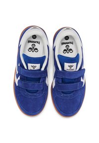 Blå mockaimitation träningsskor med vita detaljer och kardborreband. Har gummisulor och ventilerande nätfoder.