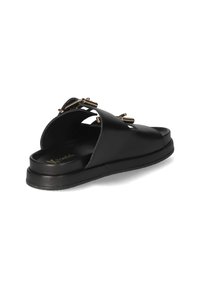 Zwarte leren slip-on sandalen met een open teen ontwerp, uitsparingen aan de zijkanten en metallic accenten op de banden. Dikke zool voor comfort.