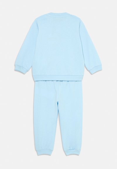 Conjunto de fato de treino de duas peças em azul claro, apresentando um sweatshirt de gola redonda e calças com cintura elástica, ambas com punhos em malha e tecido macio.