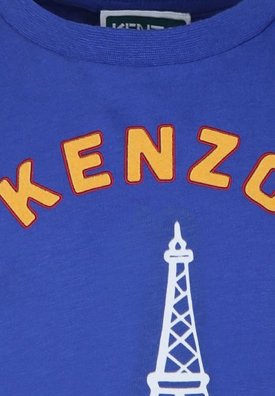 T-shirt en coton bleu présentant "KENZO" en lettres oranges au-dessus d'un graphique blanc de la Tour Eiffel. Encolure ronde et texture douce.