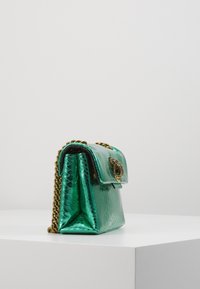 Borsa a tracolla metallica verde con superficie testurizzata, cinghia a catena dorata e chiusura decorativa. Forma rettangolare compatta, design strutturato.