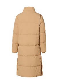 Lange beige gewatteerde winterjas met hoge kraag, zichtbare horizontale stiksels en lange mouwen, gezien van de achterkant op een witte achtergrond.