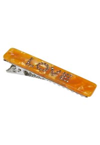 Orange hårklämma med en glansig yta, prydd med ordet "KÄRLEK" dekorerat med kristaller, och en metallspänne på baksidan.