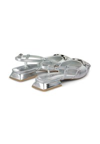 Silberne metallische Slingback-Schuhe mit einem flachen, quadratischen Absatz. Sie verfügen über einen strukturierten Riemen und eine kontrastierende glatte Innensohle.