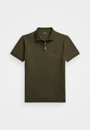 Lühikeste varrukatega tume roheline polo särk, millel on krae, kaks nuppu ja väike broderiseeritud logo vasakul rinnal.