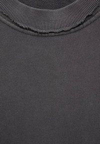 Tmav gray tričko s rebrovaným okrúhlym výstrihom, s textúrovaným materiálom a roztrhnutým okrajom na golieri.