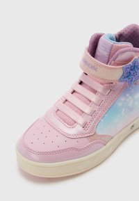 Rosa High-Top-Sneaker mit schimmerndem synthetischen Obermaterial, Netzfutter, Schnürdesign und funkelndem blauen Schneeflockenakzent am Knöchelriemen.