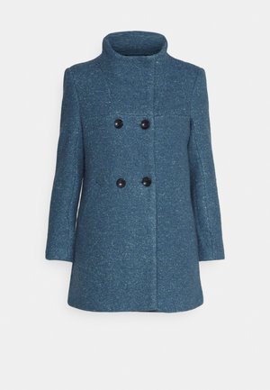 Kék gyapjú keverék kabát magas gallérral, dupla gombos kivitelben, két nagy fekete gombbal. Texturált felülettel és hosszú ujjakkal rendelkezik.