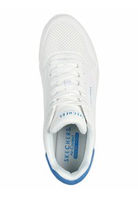 Białe buty sportowe z perforowanym wzorem, niebieskimi akcentami i teksturowaną wkładką oznaczoną jako "Air Cooled Memory Foam". Posiadają białe sznurówki i gładki materiał.