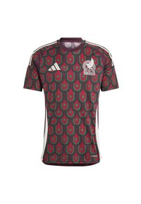 Camiseta deportiva color marrón con un diseño en patrones verdes y rojos. Incluye detalles en blanco y un logo bordado en el pecho. Manga corta.