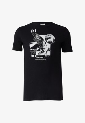 Zwarte t-shirt met witte afbeelding van een vliegende arend, boslandschappen, silhouet van een hert en de tekst 'Discovery' met natuurfeiten.