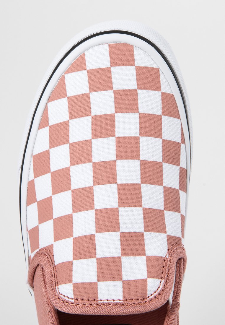 Scarpa slip-on in tela a quadretti rosa e bianchi con bordi neri, caratterizzata da una tomaia in tessuto testurizzato e design con punta rotonda.