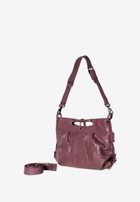 Borsa in pelle di colore prugna con tracolla regolabile. Presenta una tasca frontale con chiusura a cinturino e dettagli plissettati, con una texture complessiva liscia.