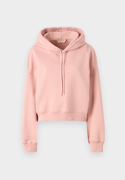 Hoodie cropped rosa feito de tecido macio, com capuz ajustável e punhos canelados. Detalhe bordado discreto em um dos ombros.