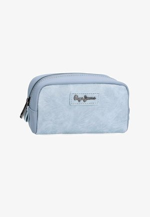 Neceser rectangular azul claro con cremallera y placa metálica con el logo "Pepe Jeans" en la parte frontal.