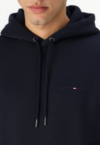 Tommy Hilfiger TONAL FLAG HOODY - Sweatshirt - desert sky
