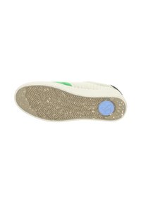 Schuhsohle mit einem strukturierten, welligen Muster, beigem Gummi mit Glitzerflecken, grünem Akzent und einem blauen, runden Logodetail.