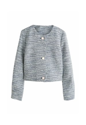 Šviesiai mėlyna trumpa striukė iš tekstūruotos medžiagos, turinti apvalų kaklo iškirpimą ir keturias dideles kreminės spalvos sagas priekyje.