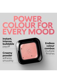 Roze romige poedermake-up compact met tekst die intense pigmentatie, soepele hechting en eindeloze kleurcombinaties met meerdere afwerkingen benadrukt.