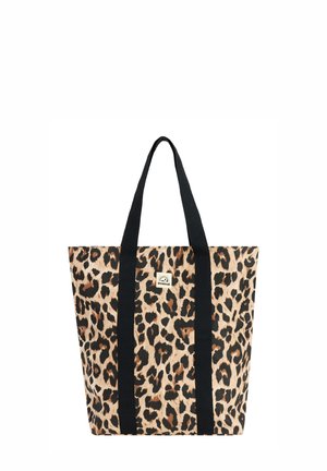 Draagtasje met leopardprint stof, zwarte lange handvatten en een klein rechthoekig logoplaatje gecentreerd vlakbij de bovenkant.