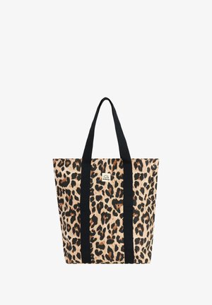 Draagtasje met leopardprint stof, zwarte lange handvatten en een klein rechthoekig logoplaatje gecentreerd vlakbij de bovenkant.