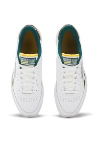 Sapatilhas brancas com parte superior em couro liso, detalhes em verde e amarelo, biqueira arredondada, pormenores perfurados e atacadores planos. Logótipo da Reebok na língua.