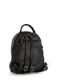Zwarte lederen rugzak met een gladde textuur, dubbele bovenhandvatten, verstelbare bandjes en een voorvak met ritssluiting. Voorzien van metalen accenten.