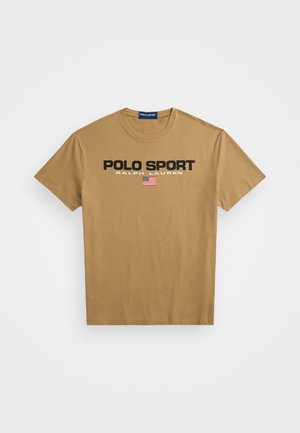 Tricou din bumbac bej cu guler rotund, prezentând „POLO SPORT” și „RALPH LAUREN” în negru, precum și un detaliu mic cu steagul american.