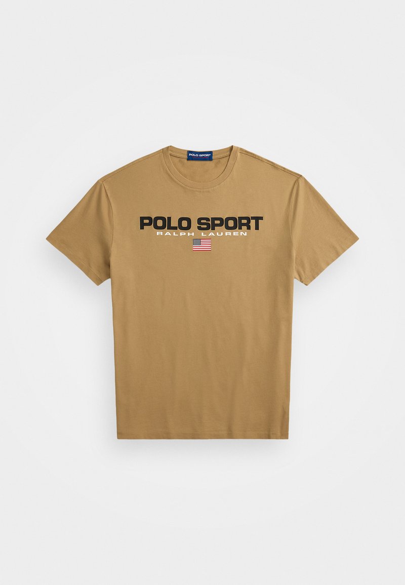 Kreemikatane T-särk ümarate krae, millel on musta värvi "POLO SPORT" ja "RALPH LAUREN" ning väike Ameerika lipu detail.