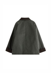Giacca in misto cotone verde con colletto e rifiniture in marrone scuro. Presenta una vestibilità comoda e maniche raglan per una maggiore libertà di movimento.