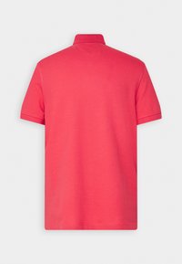 Polo rosso con una texture morbida, maniche corte, colletto e orlo dritto, privo di ulteriori motivi o decorazioni.