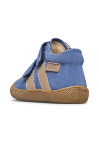 Scarpe per bambini in suede blu con punta arrotondata, dettagli beige e suola in gomma testurizzata. Presentano un design senza lacci per una facile vestibilità.