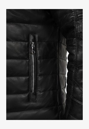 Zwarte leren jas met geborduurd textuur, verticale ritszak en een gladde afwerking aan de mouw. Duurzaam, getailleerd ontwerp.