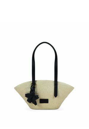 Bolso de mano beige tejido con base ancha, dos largas correas negras para el hombro y un accesorio negro en forma de flor colgando de una de las correas.
