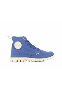 Niebieski płócienny but za kostkę z białą gumową podeszwą, posiadający sześć oczek, boczną naszywkę logo oraz wzmocniony czubek.