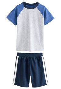 Tricou raglan cu mâneci scurte albastre și corp gri, asortat cu pantaloni scurți bleumarin cu dungi albe pe lateral și talie elastică.