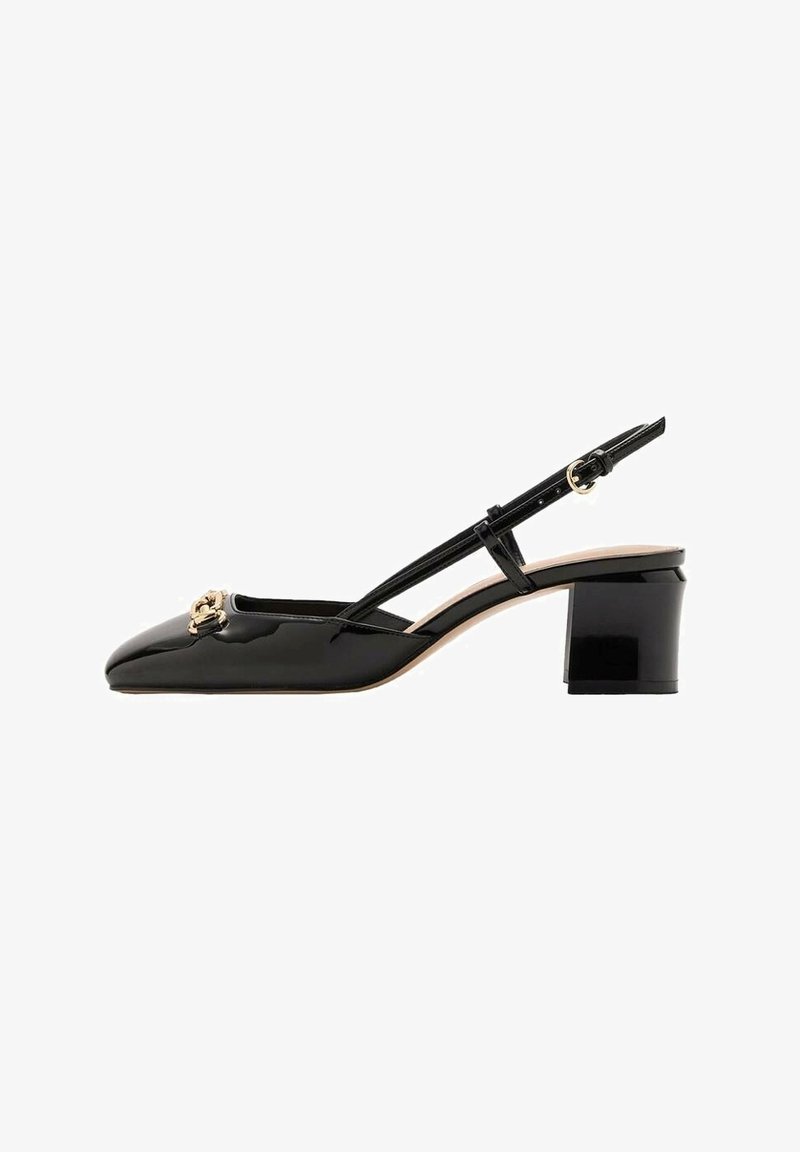 Chaussure slingback en cuir verni noir à talon bloc bas, bout pointu, et petit emblème décoratif doré à l'avant.