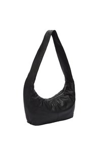 Borsa a tracolla in pelle nera con una fascia ampia e un compartimento principale curvo con cerniera, mostrata su uno sfondo bianco.