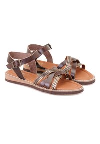 Braune Ledersandalen mit überkreuzten Riemen, strukturiertem, gewebtem Detail, gepolsterter Innensohle und verstellbarem Knöchelriemen. Flache Sohle mit genähten Akzenten.