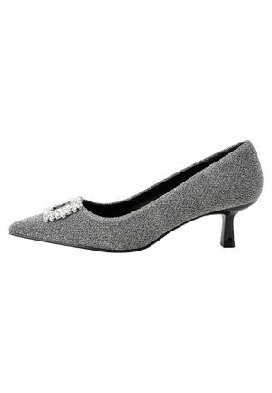 Pump grigio con texture e punta affusolata, caratterizzato da un'accento decorativo in cristallo sulla parte superiore e un tacco basso nero.