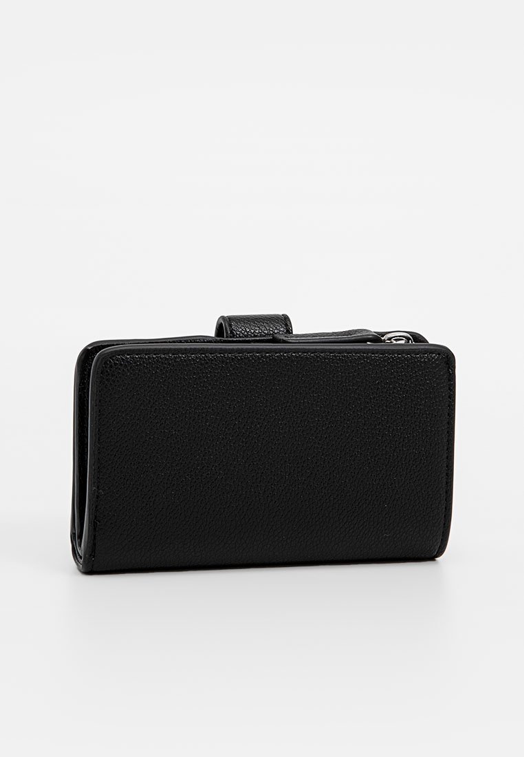 Cartera de cuero negro con un acabado texturizado, forma rectangular y cierre a presión. Presenta costuras visibles y un diseño minimalista.