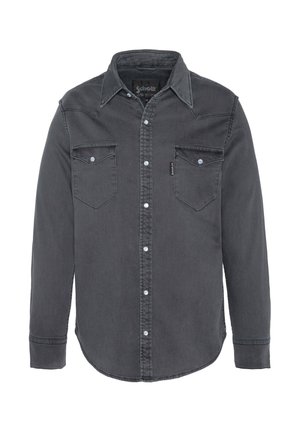 Chemise en denim gris à manches longues, col pointu et deux poches poitrine. Présente une fermeture frontale à boutons et des détails de couture subtils.